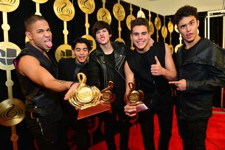 Los integrantes de la banda CNCO sacaron su lado divertido para celebrar.