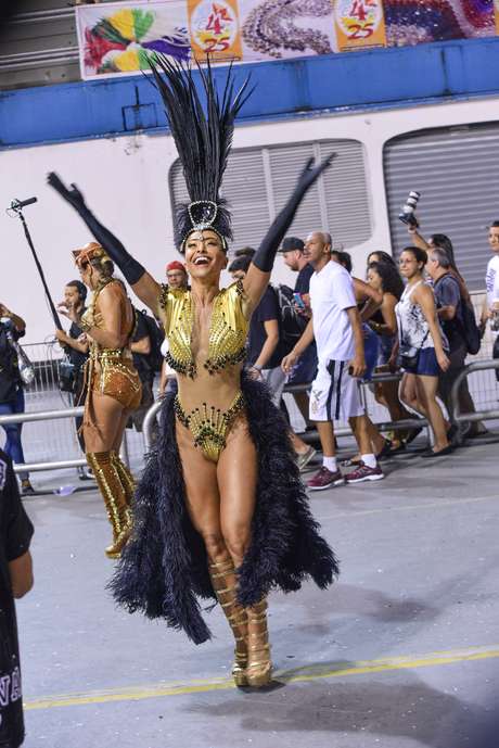 Sabrina Sato usa look Walério Araújo para ensaio da Gaviões da Fiel deste ano Sabrina Sato usa look Walério Araújo para ensaio da Gaviões da Fiel deste ano