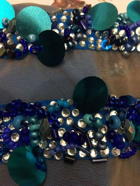 Pedrarias e cristais em tom azul dominam o look assinado por Amir Slama Pedrarias e cristais em tom azul dominam o look assinado por Amir Slama