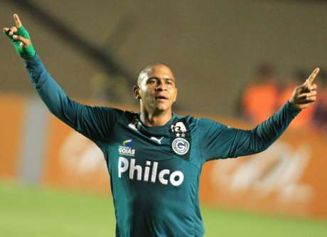 LANCE! Walter viveu o melhor momento da carreira em 2013 pelo Goiás (Foto: Carlos Costa/ LANCE!Press)