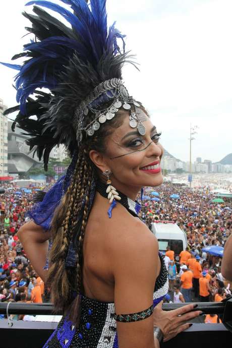 Juliana Paes com fantasia étnica Juliana Paes com fantasia étnica
