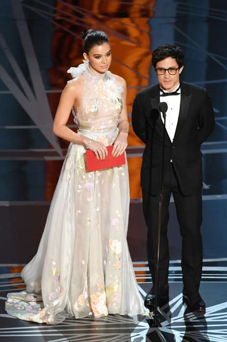 Gael García Bernal estuvo acompañdo en el escenario por la sexy Hailee Steinfeld.