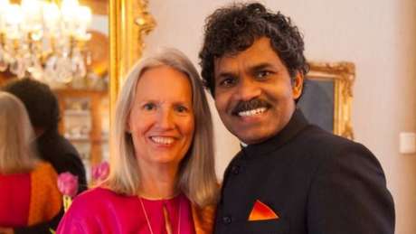 PK Mahnandia / BBCBrasil.com PK e Charlotte Mahanandia em foto de 2014, na Suécia
