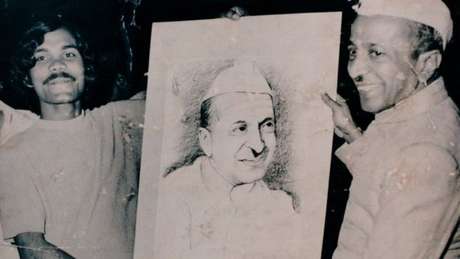 PK Mahnandia / BBCBrasil.com PK Mahanandia (esq.) também fazia retratos de políticos, como BD Jatti (dir.), que foi presidente interino da Índia de fevereiro a julho de 1977