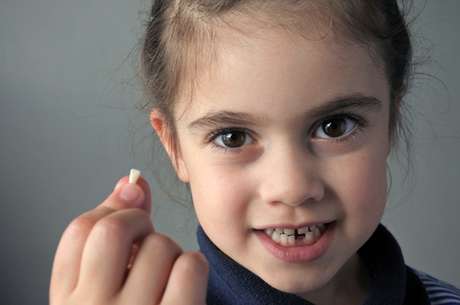 ChameleonsEye / Shutterstock.com O 1º dente costuma cair por volta dos 6 anos de idade e a troca de dentição é finalizada até os 12 anos.