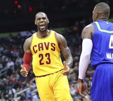 El alero de los Cavaliers de Cleveland, LeBron James, celebra un enceste frente a Paul Millsap, de los Hawks de Atlanta, durante la primera mitad del juego del viernes 3 de marzo de 2017 en Atlanta