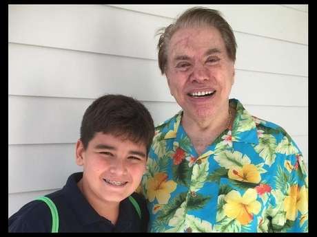 Silvio Santos apareceu com cicatriz na testa ao fazer foto com fã durante viagem aos EUA Silvio Santos apareceu com cicatriz na testa ao fazer foto com fã durante viagem aos EUA