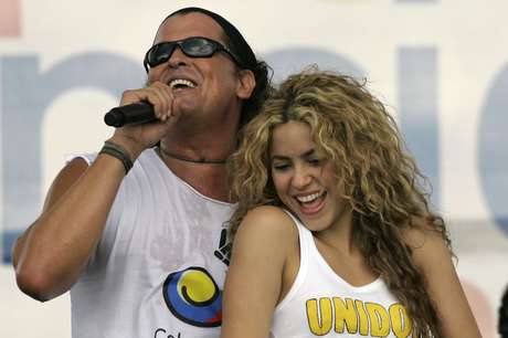 ARCHIVO - En esta fotografía de archivo del 20 de julio de 2008, los cantantes colombianos Shakira, derecha, y Carlos Vives dan su espectáculo durante un "concierto por la paz" como parte de los festejos por el Día de la Independencia en Leticia, Colombia. Un cantante y productor cubano interpuso una demanda por plagio contra Shakira y Vives por presuntamente copiar extractos de una canción de una década de antigüedad en el éxito del dúo colombiano “La bicicleta”.
