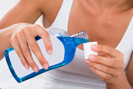 Enxaguantes têm ação bactericida e germicida, mas não substituem a escovação pois não removem a placa bacteriana ou os restos de alimentos. Enxaguantes têm ação bactericida e germicida, mas não substituem a escovação pois não removem a placa bacteriana ou os restos de alimentos.