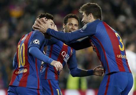 Los jugadores del Barcelona celebran uno de los goles del partido