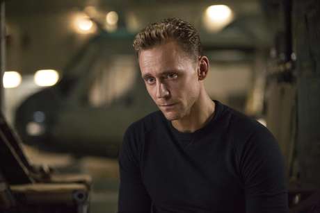 En esta imagen difundida por Warner Bros. Pictures, Tom Hiddleston en una escena de "Kong: La Isla Calavera".