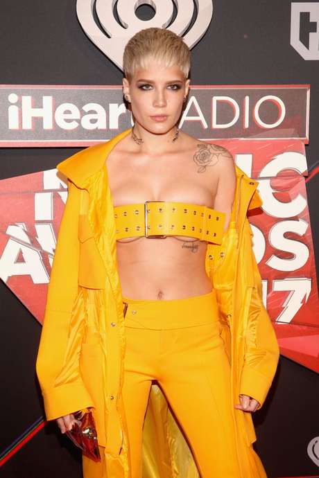 Getty Images El cinturo sostén de Halsey en los iHeartRadio Music Awards 2017.