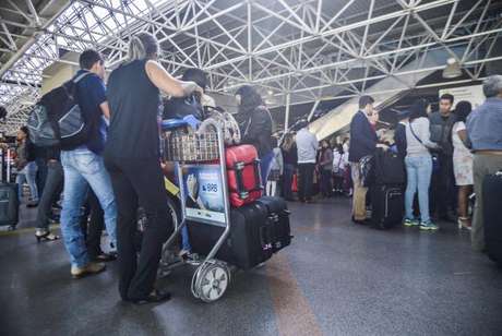 Agência Brasil A possibilidade de cobrança de bagagens vai valer para quem comprar passagem a partir de terça-feira (14), quem já tiver comprado o bilhete antes desse dia não vai sofrer as alterações