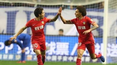 Pato comemora gol de Witsel, porém terminou a partida lamentando (Foto: Reprodução / Sina.com) Pato comemora gol de Witsel, porém terminou a partida lamentando (Foto: Reprodução / Sina.com)