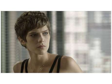 Divulgação / PureBreak Em "A Lei do Amor", Letícia (Isabella Santoni) pode não resistir ao tratamento do câncer