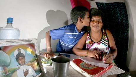 Mãe e filho leram, juntos, 107 livros em 2016, se considerados apenas os contabilizados na escola