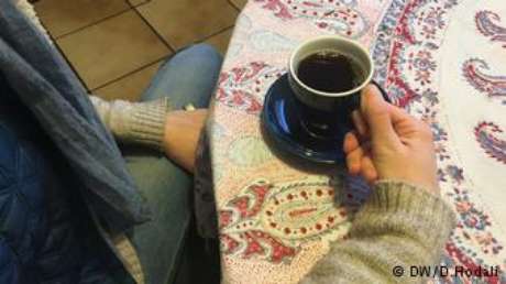 Deutsche Welle "Café de Aleppo tem um cheiro delicioso, intenso", diz a jovem estudante Rima A.