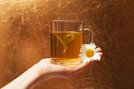 Danil Nevsky/Shutterstock / Shutterstock 4 – Camomila: Utilize o chá da erva (frio) como enxaguante bucal. A saliva voltará a ser produzida normalmente.