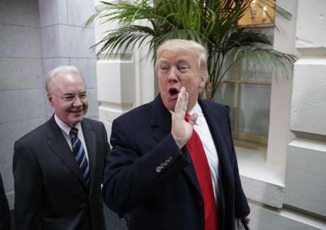 El presidente Donald Trump junto con el secretario de salud y asistencia social Tom Price en el Capitolio en Washington el 21 de marzo del 2017.