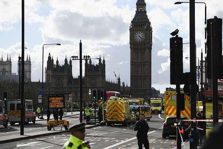 Equipos de emergencias rodean el parlamente británico