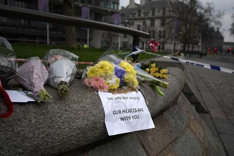 Unas flores recuerdan a las víctimas del ataque en Londres