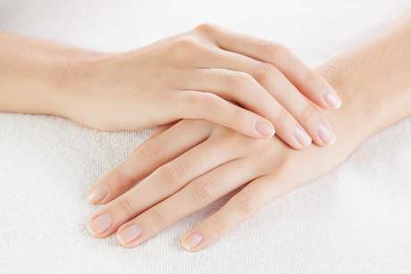 Para conquistar unhas mais claras, cubra-as com pasta de dente branqueadora e deixe agir por alguns minutos. Enxague e se surpreenda! Para conquistar unhas mais claras, cubra-as com pasta de dente branqueadora e deixe agir por alguns minutos. Enxague e se surpreenda!