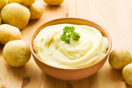 Inga Nielsen / Shutterstock Na reta final da recuperação já será possível dar início aos sólidos. Invista em legumes amassados e purês. Alimentação saudável é sempre bem-vinda.