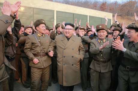 Clima de festa: Kim Jong-un com o mesmo militar que pôde subir nas suas costas
