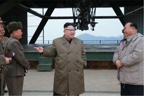 Líder norte-coreano também foi fotografado brincando e rindo no local do teste