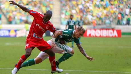 Palmeiras sofre empate com golaço por cobertura e ainda não garante 1º lugar geral (Foto: Jales Valquer / Fotoarena) Palmeiras sofre empate com golaço por cobertura e ainda não garante 1º lugar geral (Foto: Jales Valquer / Fotoarena)