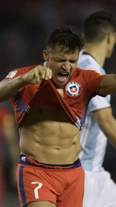 Sánchez lamenta chance perdida contra a Argentina (Foto: JUAN MABROMATA / AFP) Sánchez lamenta chance perdida contra a Argentina (Foto: JUAN MABROMATA / AFP)