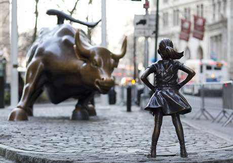Fotografía del 22 de marzo de 2017 de las estatuas del Charging Bull (El Toro de Wall Street) y de la Fearless Girl (Niña sin miedo) en la zona financiera de Manhattan, en Nueva York.