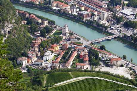 Imagem aérea da cidade italiana de Trento 
