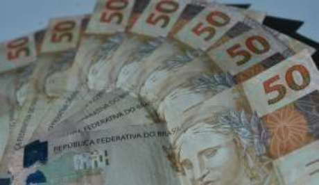Tesouro confirma que governo estuda postergar reajuste a servidores Tesouro confirma que governo estuda postergar reajuste a servidores