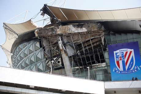 Estrutura danificada pelo fogo do estádio Hongkou, em Xangai