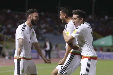 AP Foto/Fernando Llano / AP Diego reyes (centro), de la selección de México, festeja con sus compañeros Miguel Layún (izquierda) y Héctor Herrera, luego de anotar un gol ante Trinidad y Tobago en un encuentro de la eliminatoria mundialista, disputado el martes 28 de marzo de 2017