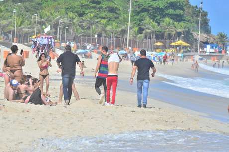 Justin Bieber anda como um gringo nas areias da praia de Ipanema