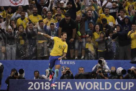El jugador de la selección de Brasil, Neymar, festeja un gol contra Paraguay en las eliminatorias mundialistas el martes, 28 de marzo de 2017, en Sao Paulo.