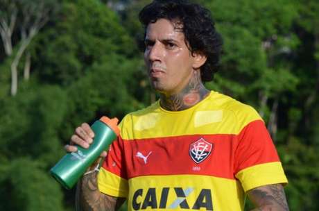 Dirigente do Inter diz 'não querer crer' em retaliação sobre demora de inscrição de Edenílson no BID (Foto: Divulgação / EC Vitória) Dirigente do Inter diz 'não querer crer' em retaliação sobre demora de inscrição de Edenílson no BID (Foto: Divulgação / EC Vitória)