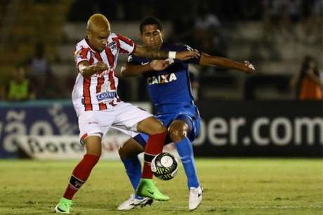 Rafael Bastos e Pablo em disputa de bola de jogo em ritmo sonolento e com poucas chances (Foto: Celio Messias) Rafael Bastos e Pablo em disputa de bola de jogo em ritmo sonolento e com poucas chances (Foto: Celio Messias)
