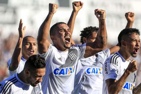 Willian Pottker (C), jogador da Ponte Preta, comemora seu gol durante a primeira partida contra o Santos FC, válida pelas quartas de final do Campeonato Paulista 2017.