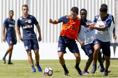 Meio-campista trabalhou com bola nesta segunda-feira, no CT (Foto: Marco Galvão/Fotoarena/Lancepress!) Meio-campista trabalhou com bola nesta segunda-feira, no CT (Foto: Marco Galvão/Fotoarena/Lancepress!)