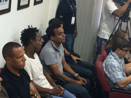 LANCE! Luis Fabiano e Andrezinho foram ao tribunal nesta segunda para o julgamento do atacante (Foto: Hugo Mirandela)