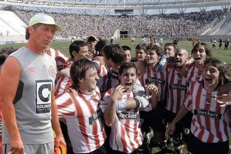 Ole / Facebook Universitario Pedro Troglio dirigó a Gimnasia en una histórica caída ante Estudiantes, donde estaban Juan Sebsatián Verón, Juan Cominges y Pablo Lugüercio.