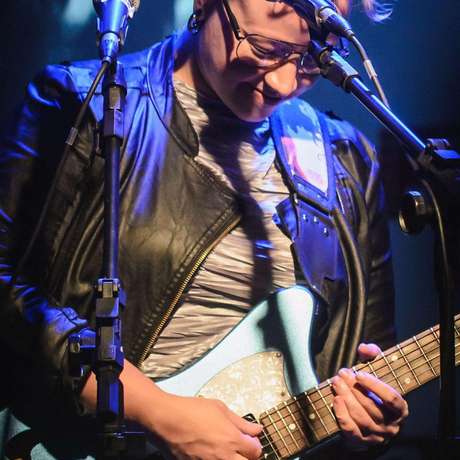 Cantora, compositora e guitarrista, Labaq, em show solo Cantora, compositora e guitarrista, Labaq, em show solo