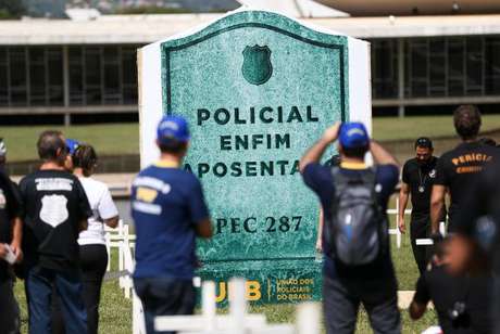 Policiais protestam contra a PEC da reforma da Previdência em frente ao Congresso Nacional 