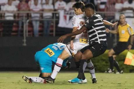 Por confessar a falta em lance que daria amarelo a Jô, Rodrigo Caio recebeu prêmio da CBF (Foto: Daniel Augusto Jr.) Por confessar a falta em lance que daria amarelo a Jô, Rodrigo Caio recebeu prêmio da CBF (Foto: Daniel Augusto Jr.)