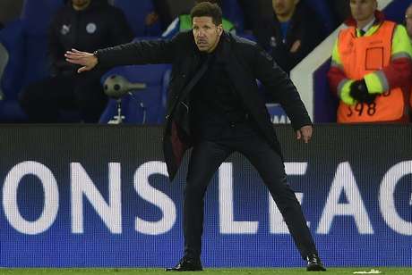 Un dudoso movimiento durante el sorteo de la Champions League genera polémica
