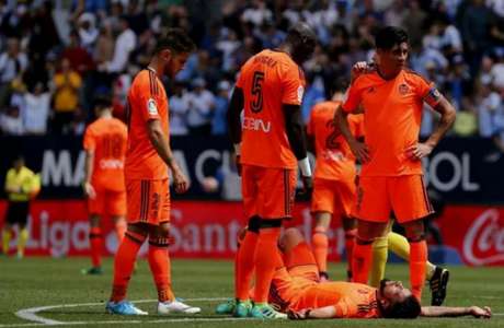 Após levar bolada no rosto, Garay fica caído no gramado (Foto: EFE)