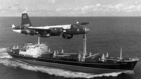 Aviões americanos se aproximavam de navios russos durante a Crise dos Mísseis em Cuba